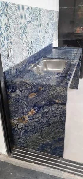 Pia com bancada e frontão em granito azul